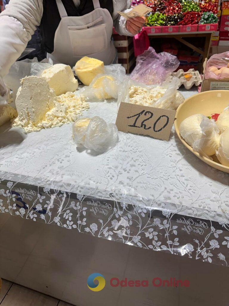 Червона ікра, авокадо та ананас: суботні ціни на одеському «Привозі»