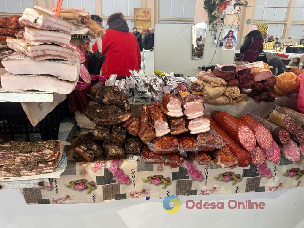 Червона ікра, авокадо та ананас: суботні ціни на одеському «Привозі»