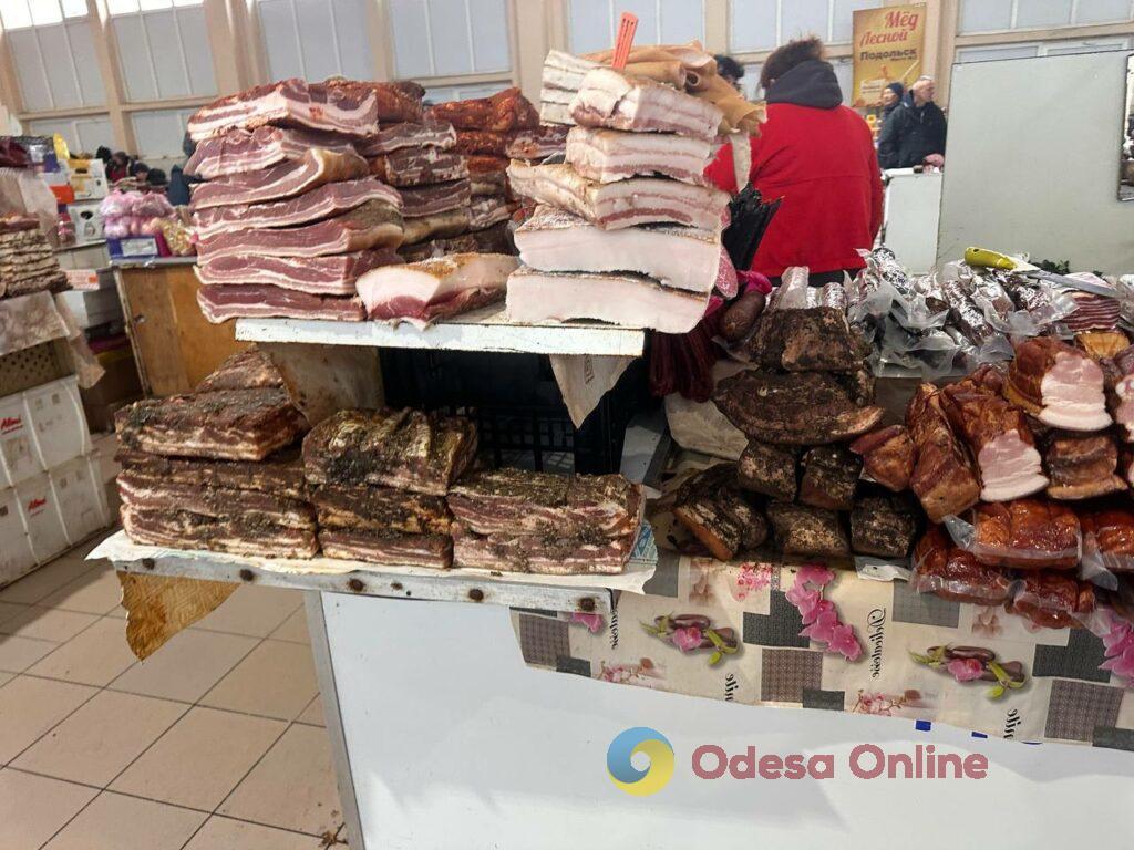 Червона ікра, авокадо та ананас: суботні ціни на одеському «Привозі»