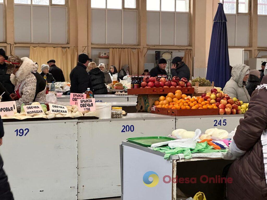 Червона ікра, авокадо та ананас: суботні ціни на одеському «Привозі»