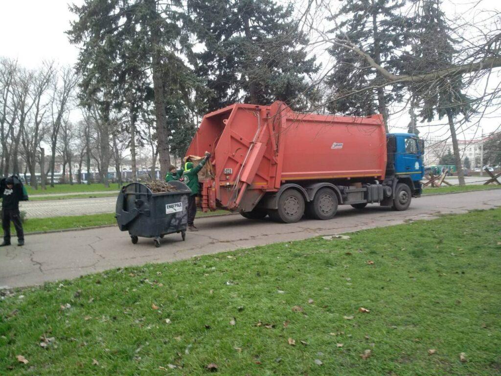 Наслідки негоди в Одесі: штормовий вітер повалив 15 дерев Наслідки негоди в Одесі: штормовий вітер повалив 15 дерев