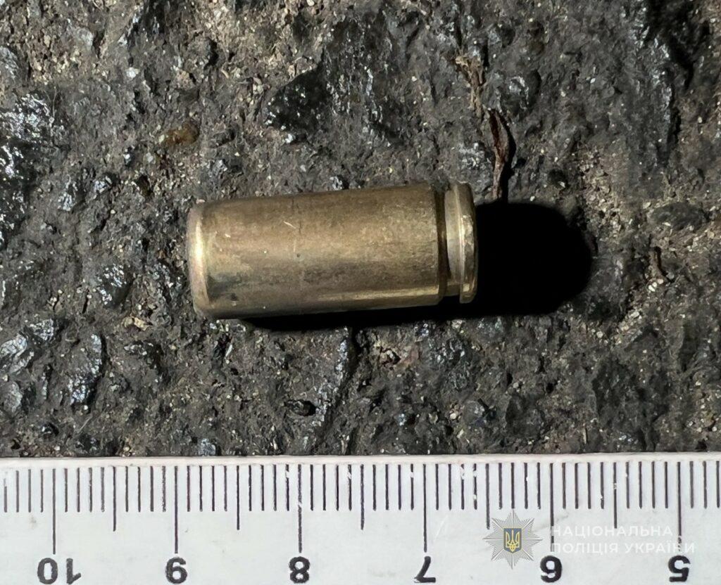 В Одессе мужчина стрелял из пистолета во дворе и избил женщину