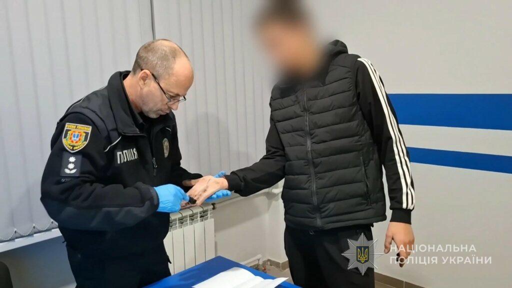 На Одещині затримали грабіжників, які напали на підлітка й жінок На Одещині затримали грабіжників, які напали на підлітка й жінок