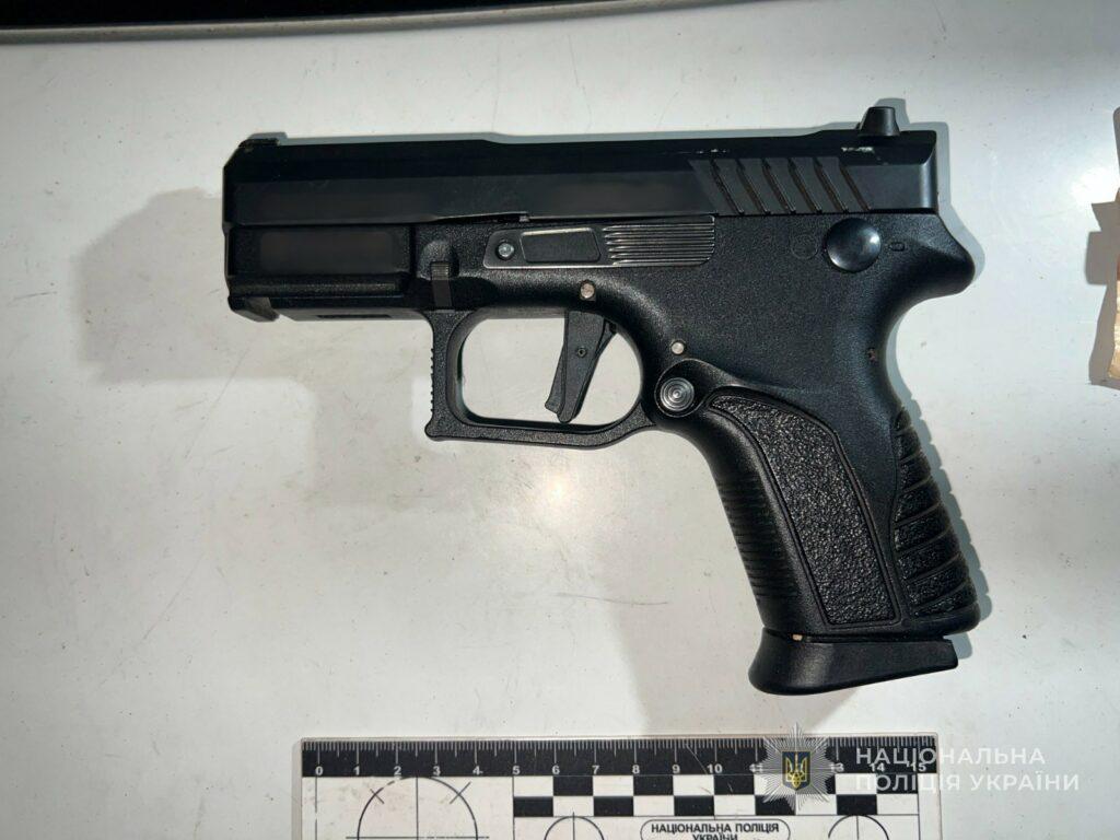 В Одессе мужчина стрелял из пистолета во дворе и избил женщину