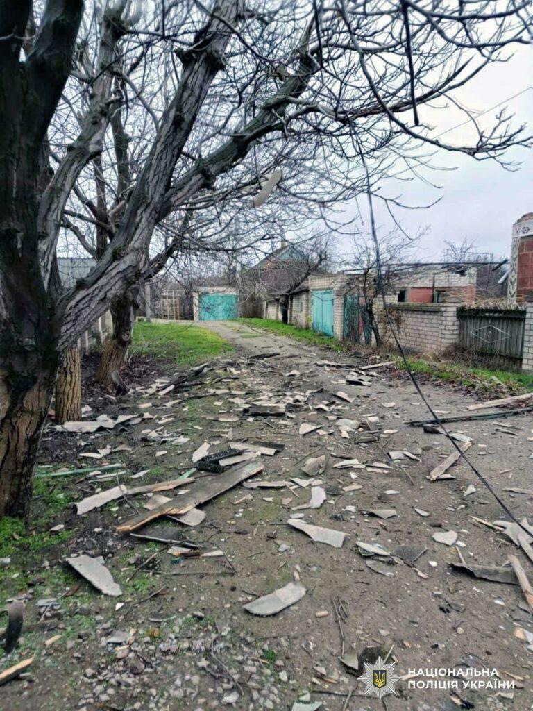 На Херсонщині через російські обстріли поранені п’ятеро людей, ще троє загинули В Херсонской области из-за российских обстрелов ранены пятеро людей, еще трое погибли