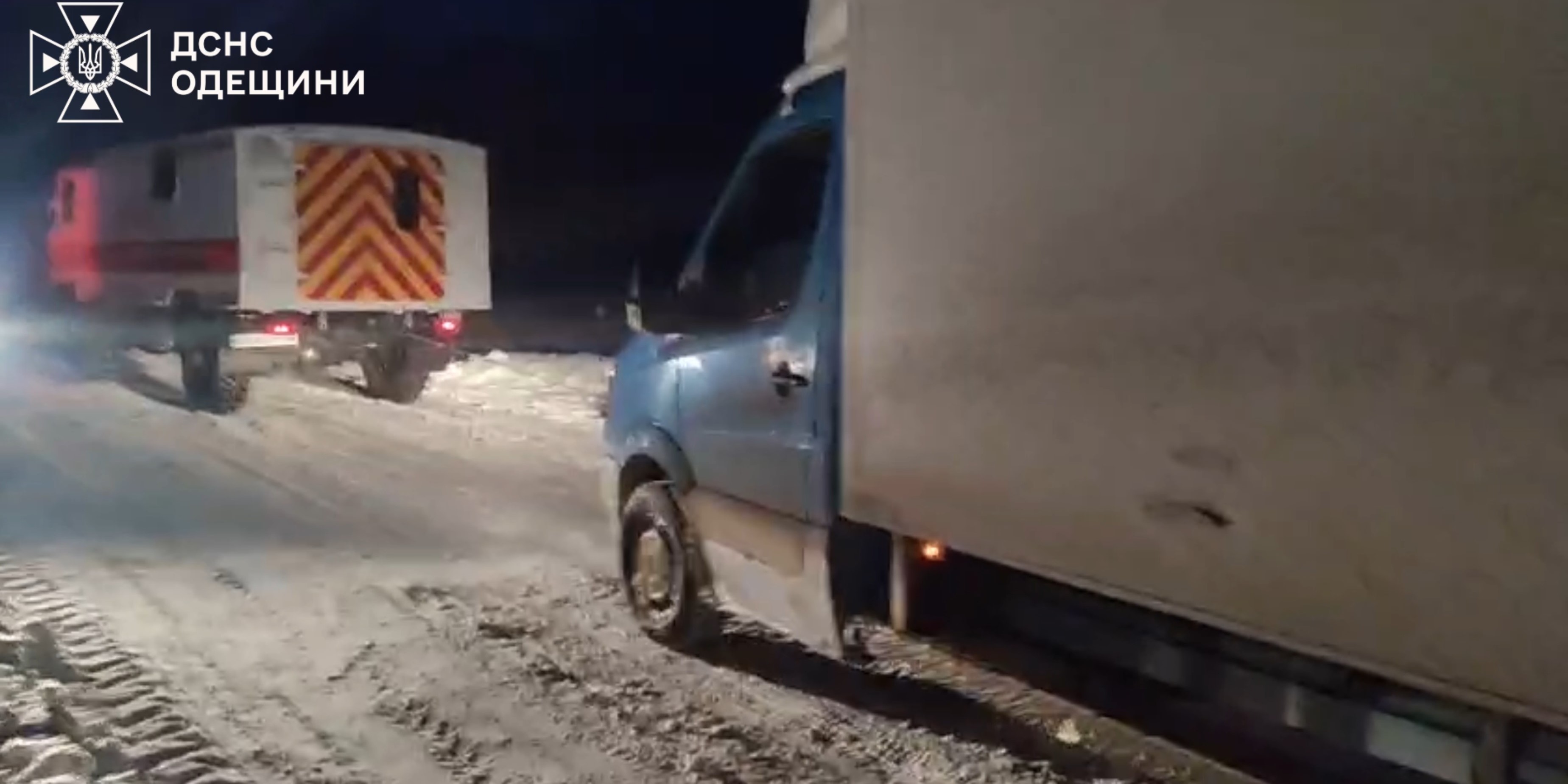 На Одещині рятувальники визволили вантажівку з крижаної пастки