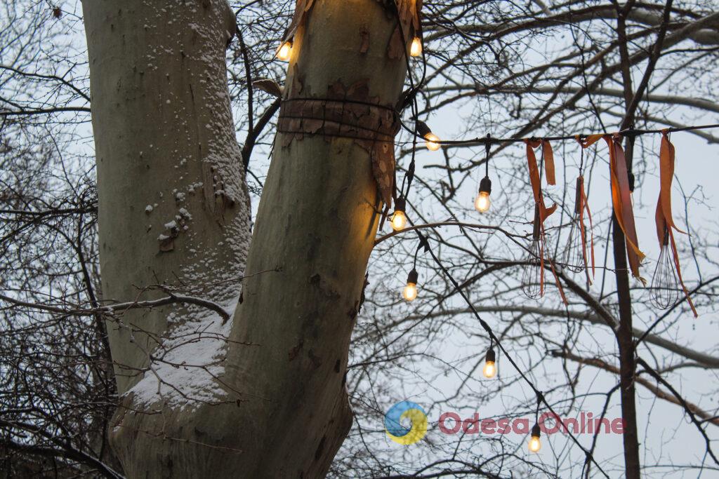 Зимовий день в Одесі: симфонія генераторів, засніжені вулиці та останні святкові ялинки