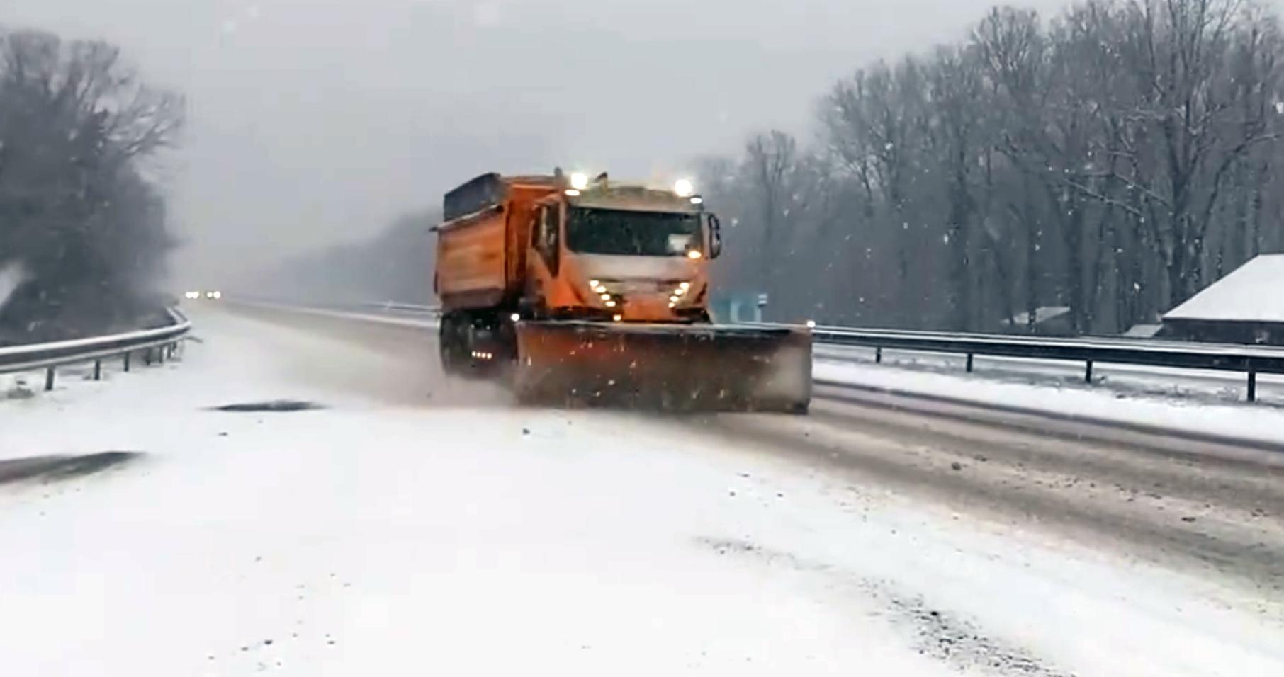 Північ Одещині засипає мокрим снігом