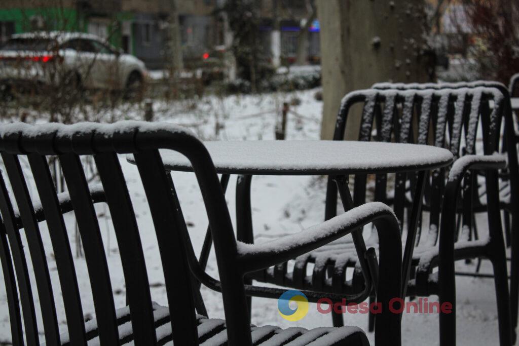 Зимовий день в Одесі: симфонія генераторів, засніжені вулиці та останні святкові ялинки