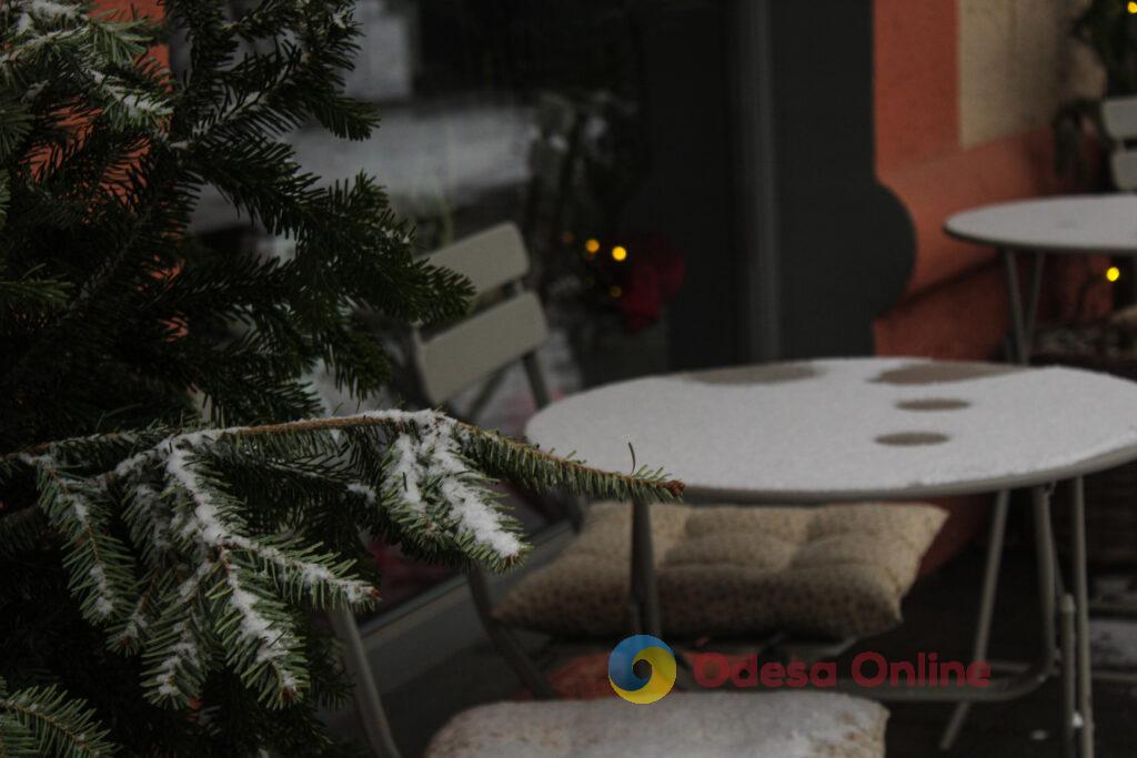 Зимовий день в Одесі: симфонія генераторів, засніжені вулиці та останні святкові ялинки