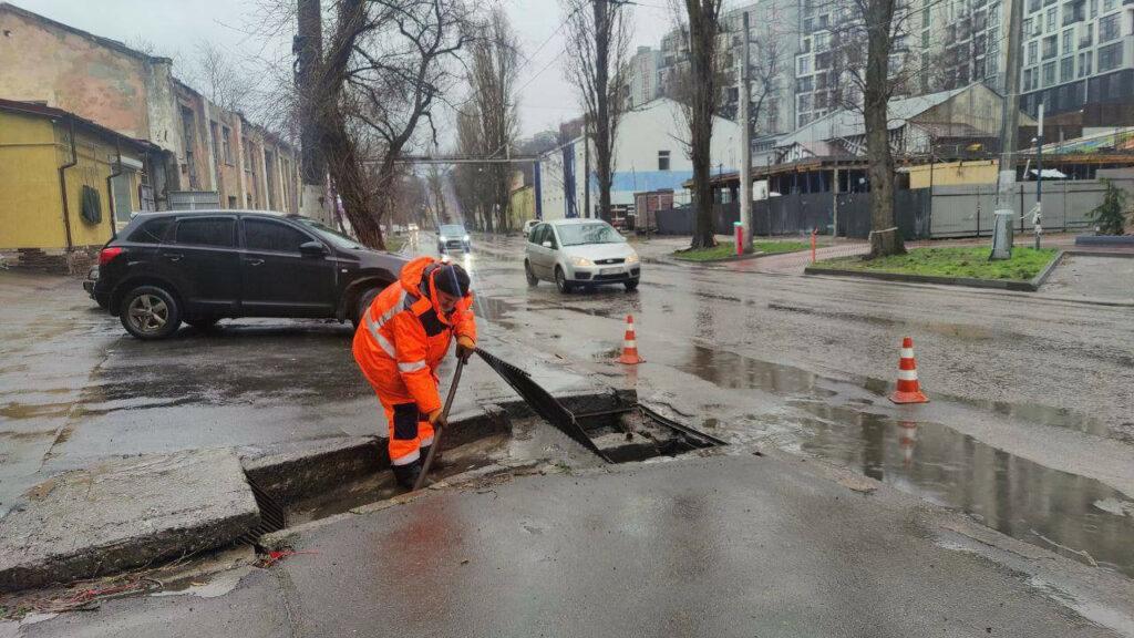 В Одесі зафіксовані часткові підтоплення через затяжну зливу