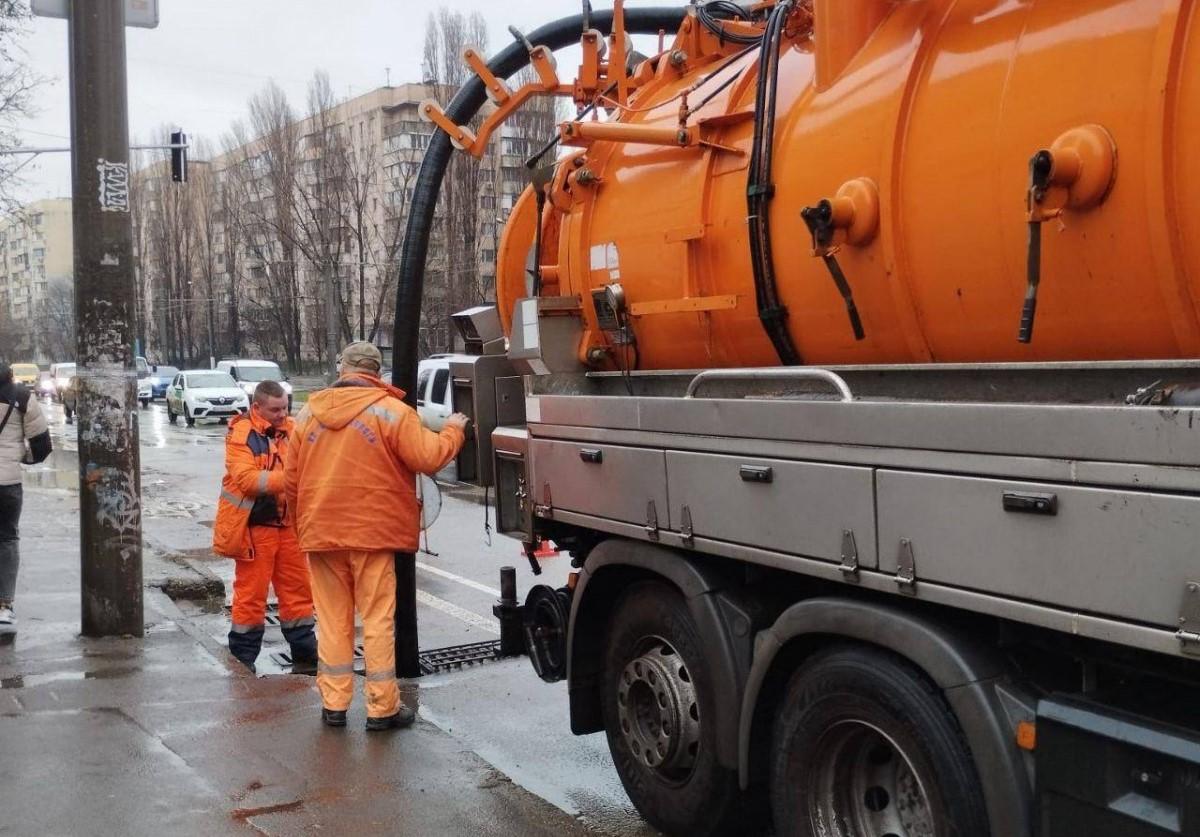 В Одесі зафіксовані часткові підтоплення через затяжну зливу