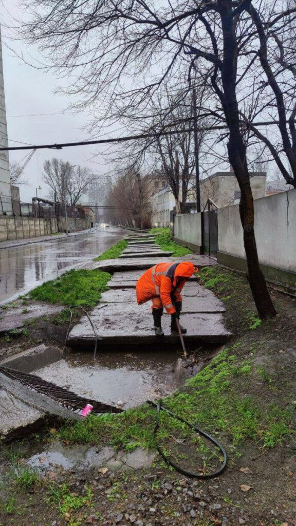 В Одесі зафіксовані часткові підтоплення через затяжну зливу