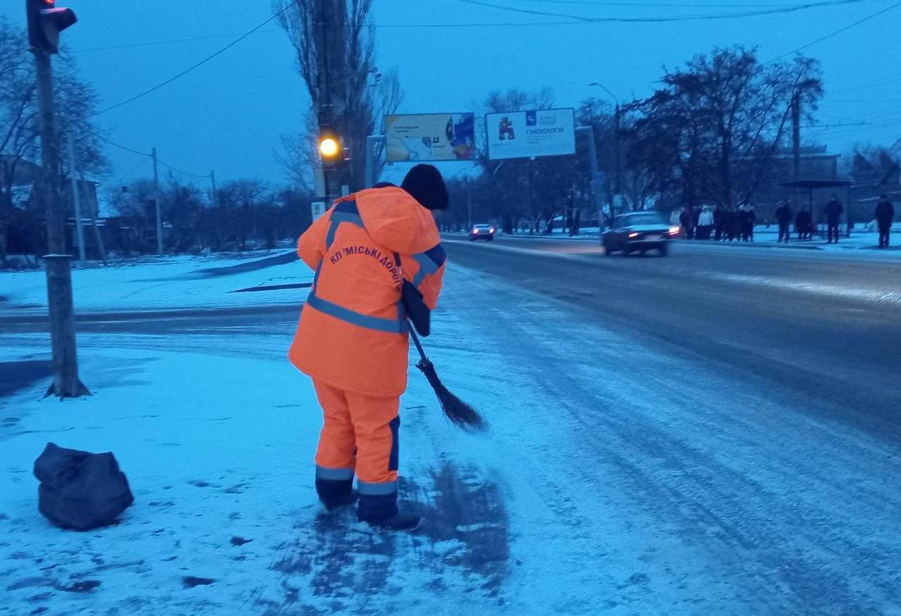 В Одесі комунальники розчищають сніг і обробляють дороги та тротуари від ожеледиці (фото)