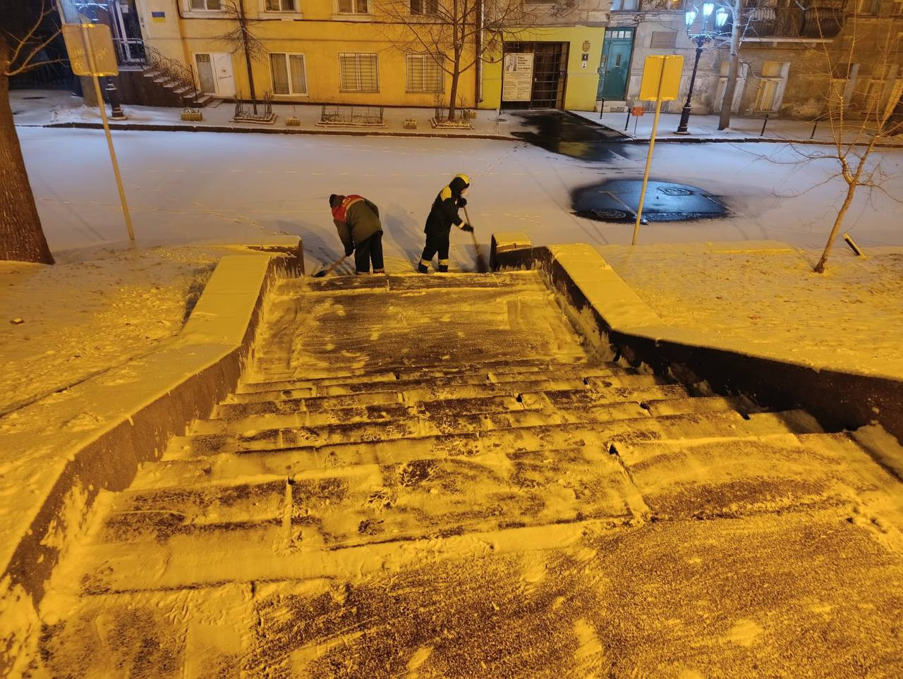 В Одесі комунальники розчищають сніг і обробляють дороги та тротуари від ожеледиці (фото)