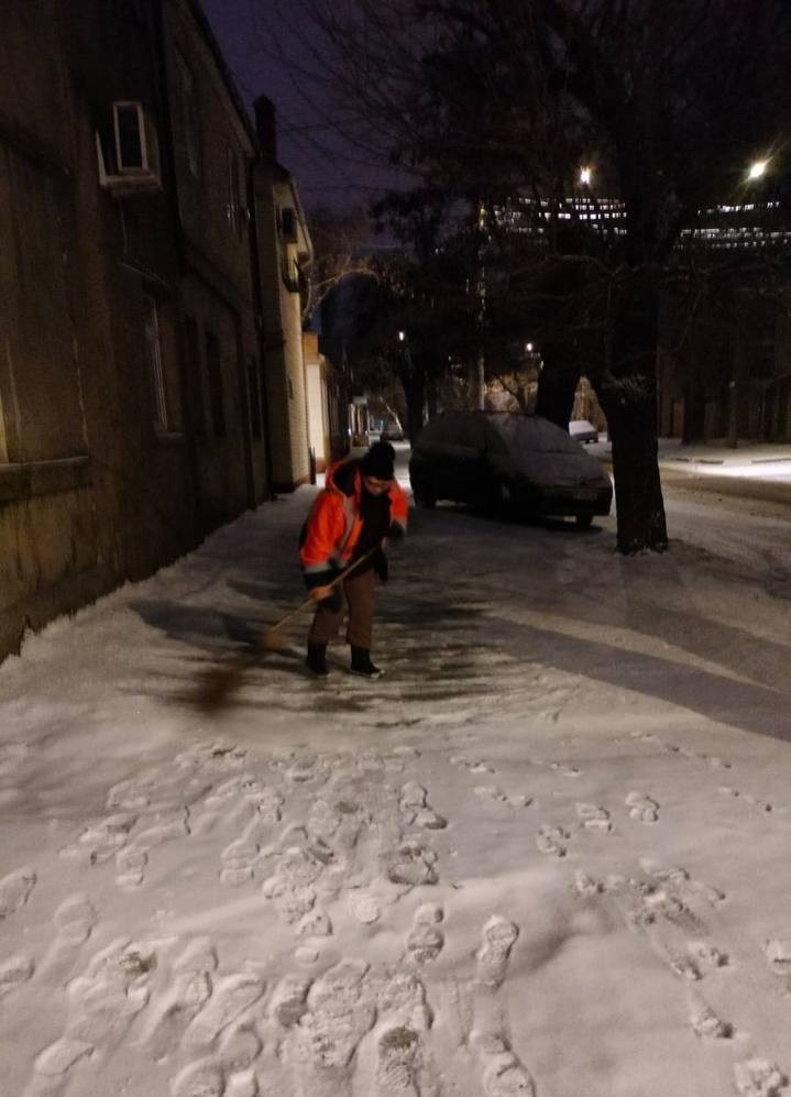 В Одесі комунальники розчищають сніг і обробляють дороги та тротуари від ожеледиці (фото)