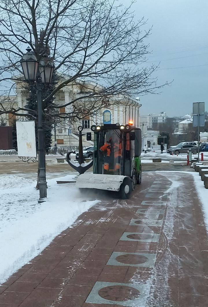 В Одесі комунальники розчищають сніг і обробляють дороги та тротуари від ожеледиці (фото)
