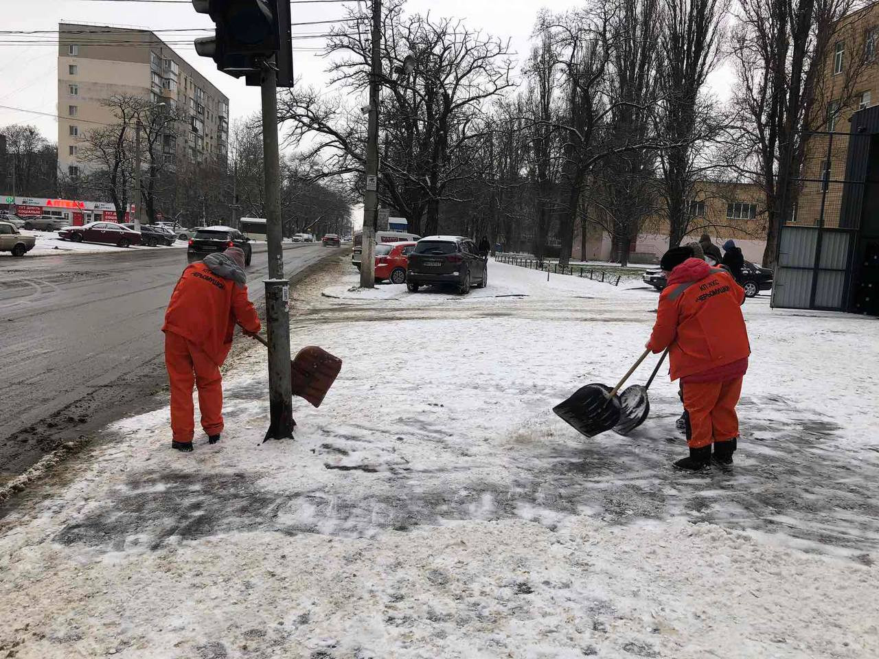 В Одесі комунальники розчищають сніг і обробляють дороги та тротуари від ожеледиці (фото)