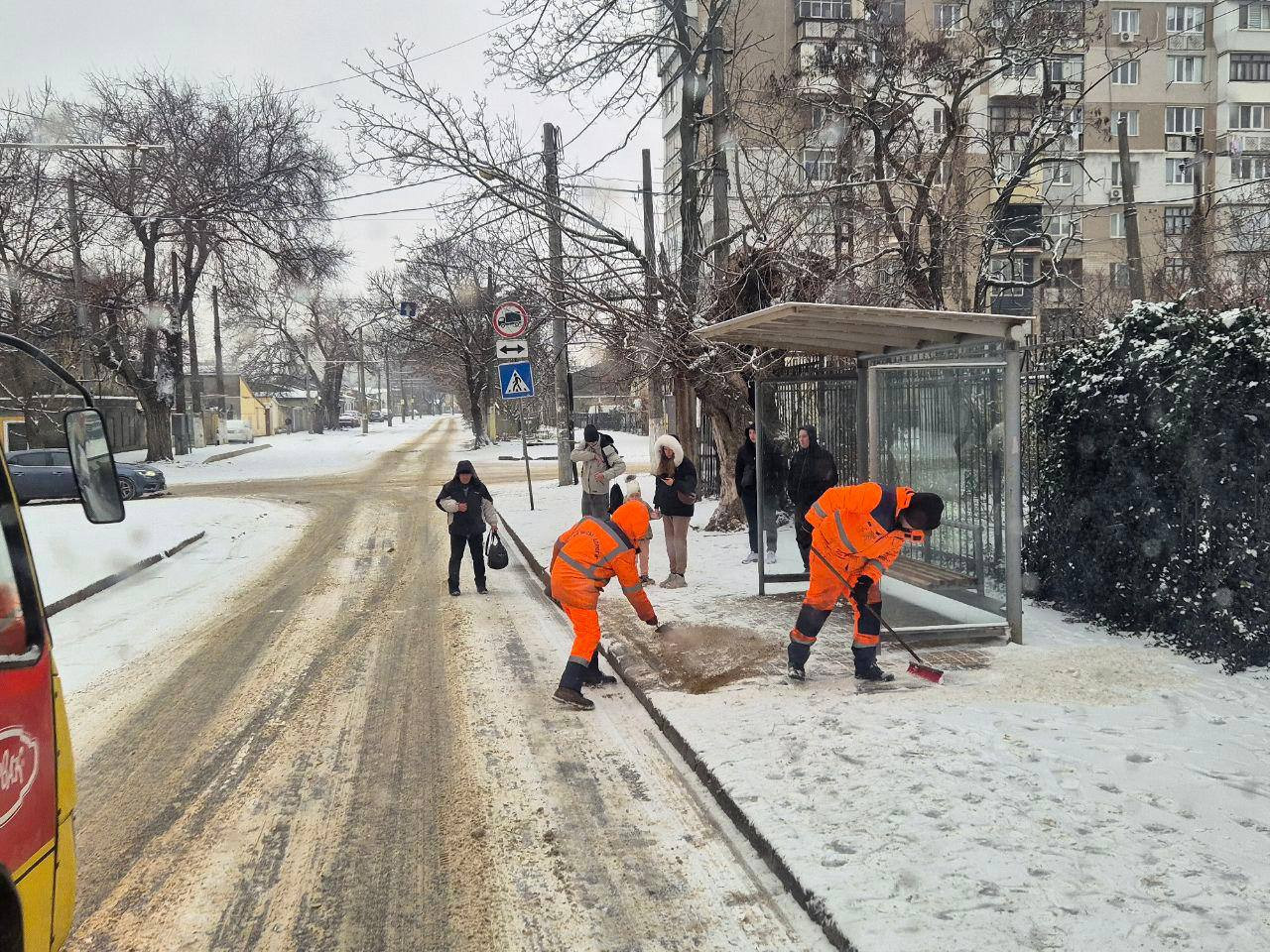 В Одесі комунальники розчищають сніг і обробляють дороги та тротуари від ожеледиці (фото)