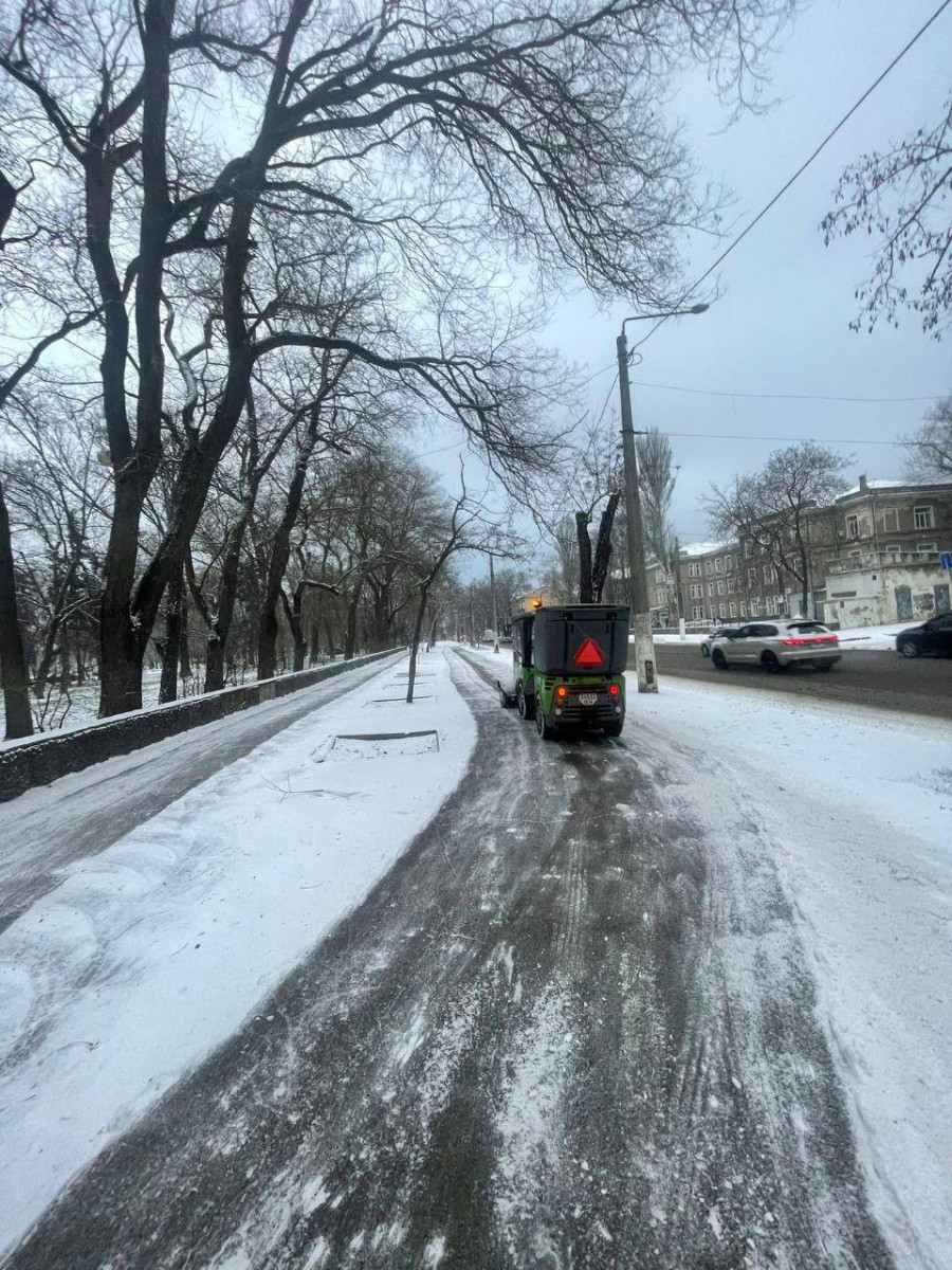 В Одесі комунальники розчищають сніг і обробляють дороги та тротуари від ожеледиці (фото)