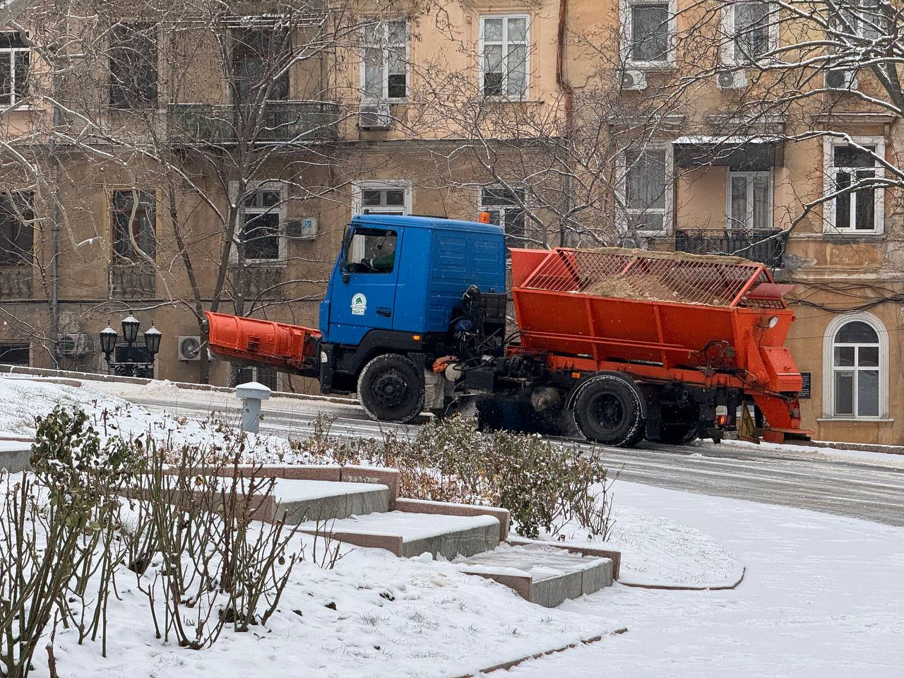 В Одесі комунальники розчищають сніг і обробляють дороги та тротуари від ожеледиці (фото)