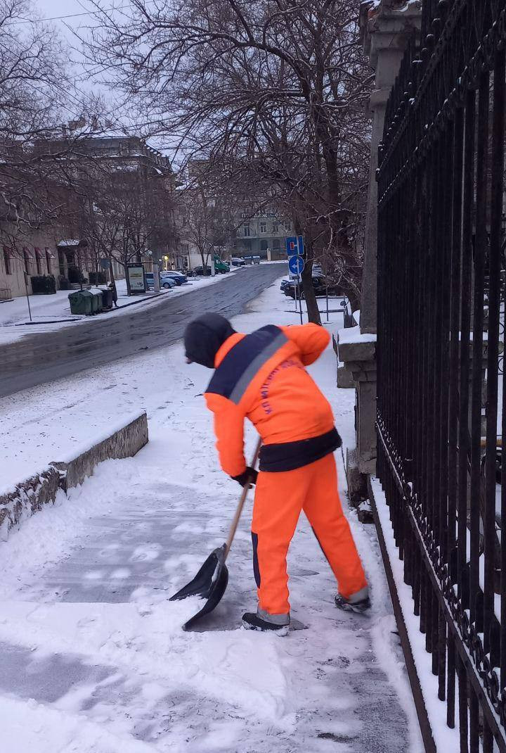 В Одесі комунальники розчищають сніг і обробляють дороги та тротуари від ожеледиці (фото)