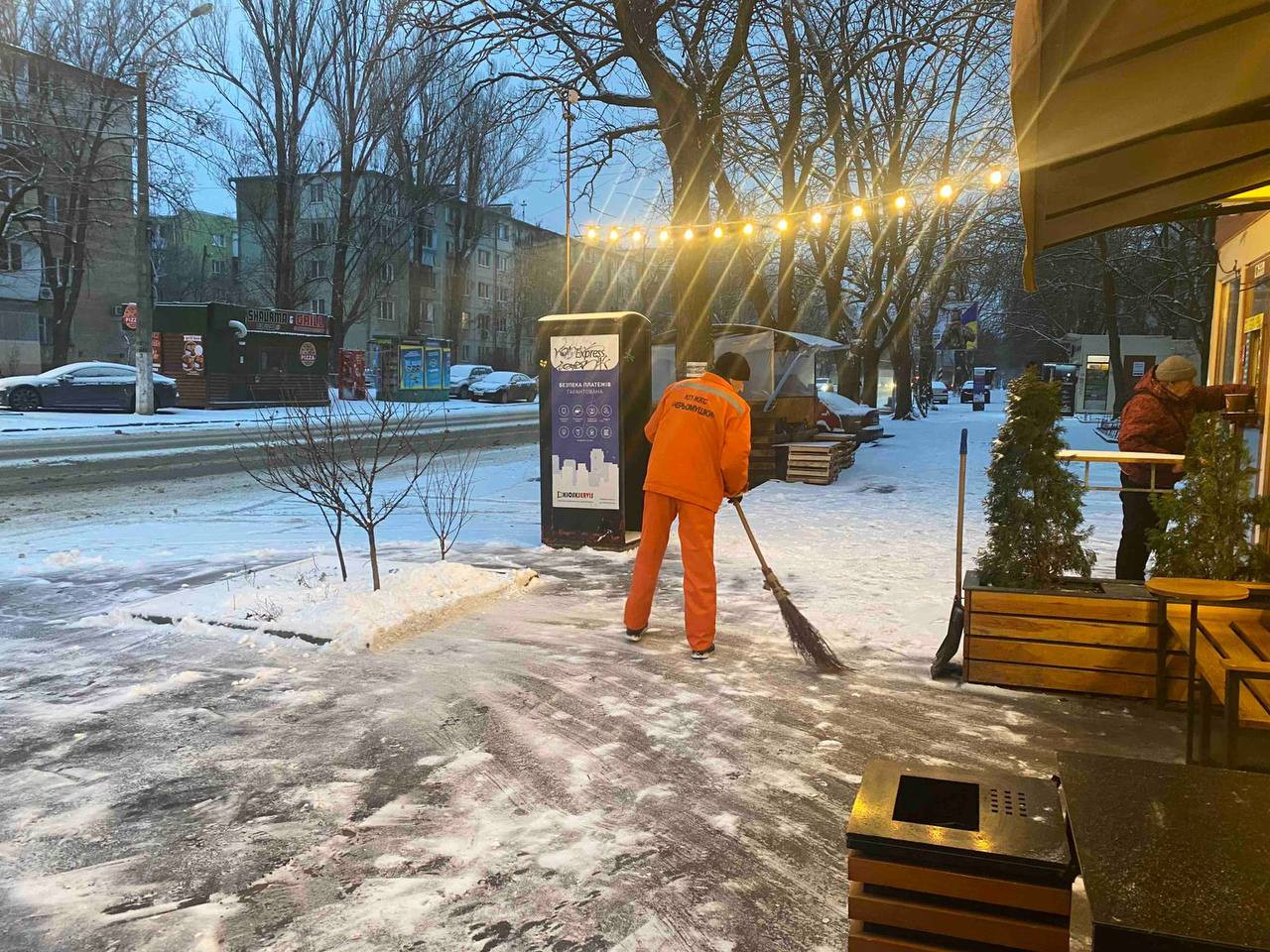 В Одесі комунальники розчищають сніг і обробляють дороги та тротуари від ожеледиці (фото)