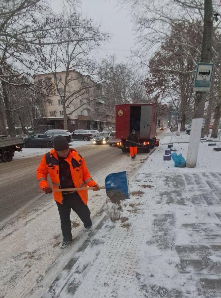 В Одесі комунальники розчищають сніг і обробляють дороги та тротуари від ожеледиці (фото)