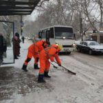 Одесские коммунальщики расчищают снег, а также обрабатывают дороги и тротуары от гололедицы (фото)