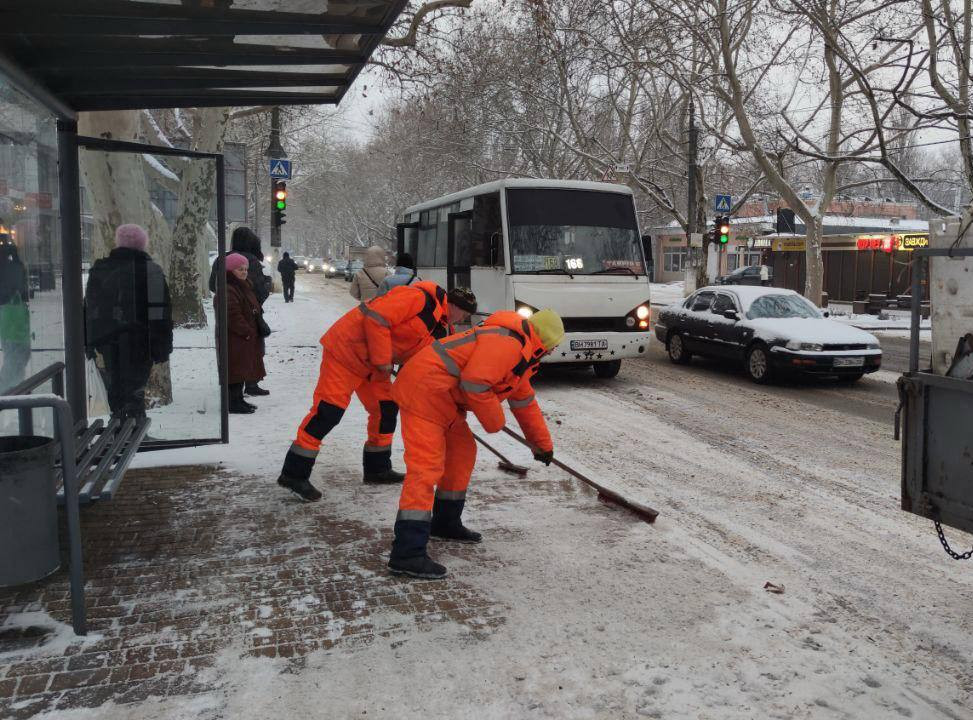 В Одесі комунальники розчищають сніг і обробляють дороги та тротуари від ожеледиці (фото)