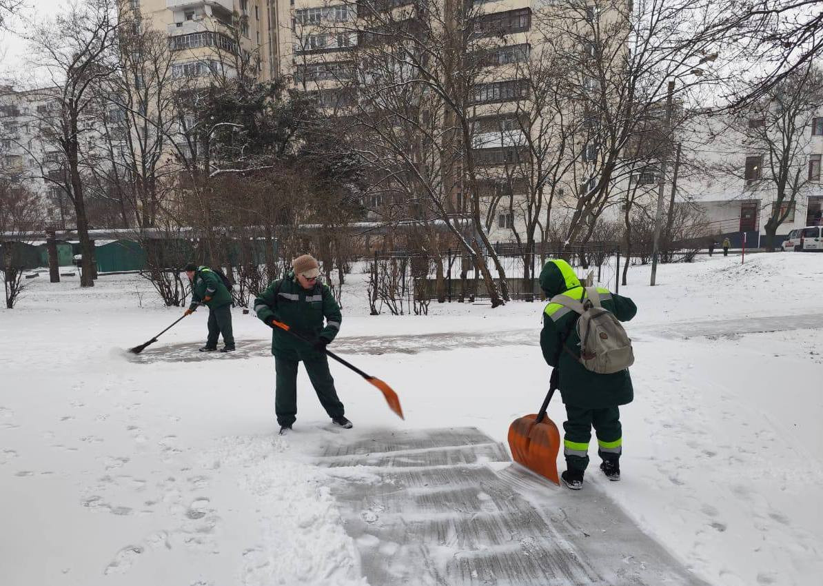В Одесі комунальники розчищають сніг і обробляють дороги та тротуари від ожеледиці (фото)