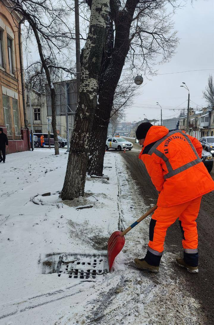 В Одесі комунальники розчищають сніг і обробляють дороги та тротуари від ожеледиці (фото)