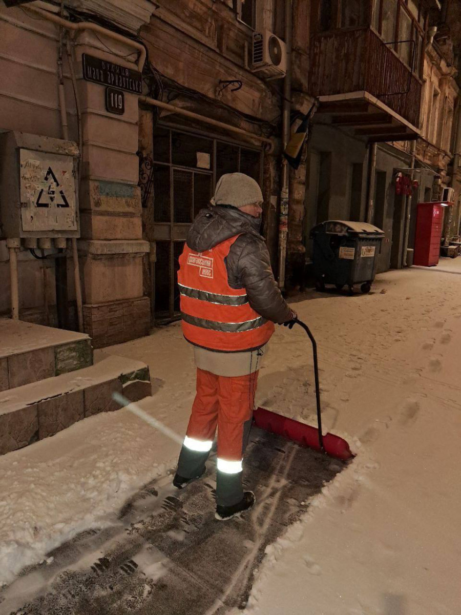 В Одесі комунальники розчищають сніг і обробляють дороги та тротуари від ожеледиці (фото)