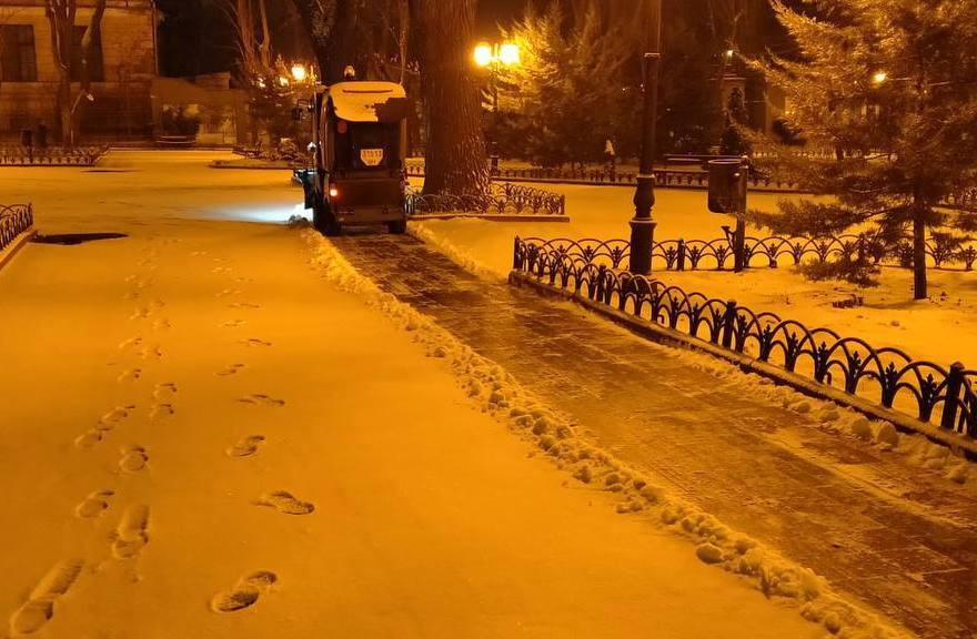 В Одесі комунальники розчищають сніг і обробляють дороги та тротуари від ожеледиці (фото)