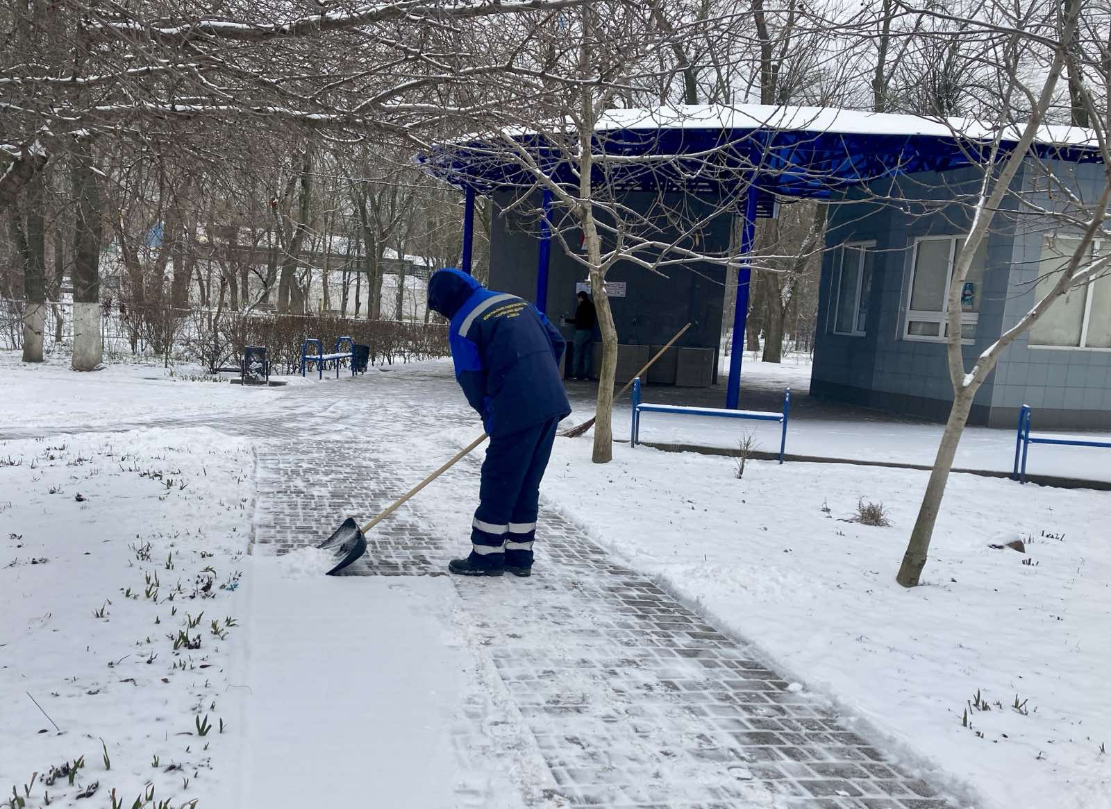 В Одесі комунальники розчищають сніг і обробляють дороги та тротуари від ожеледиці (фото)