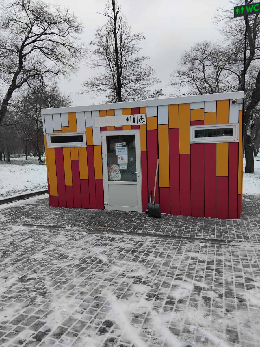 В Одесі комунальники розчищають сніг і обробляють дороги та тротуари від ожеледиці (фото)