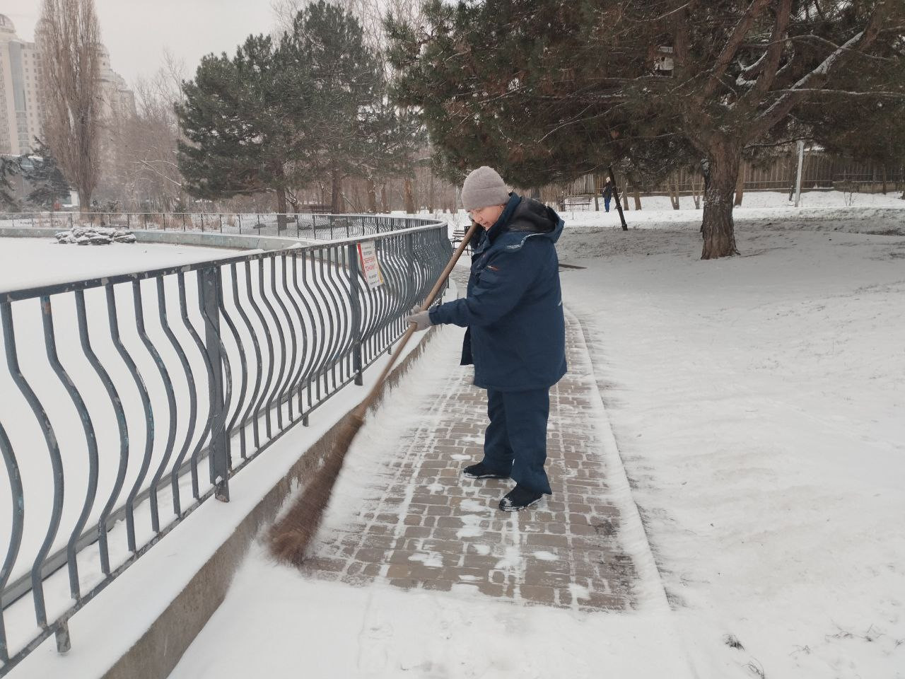 В Одесі комунальники розчищають сніг і обробляють дороги та тротуари від ожеледиці (фото)