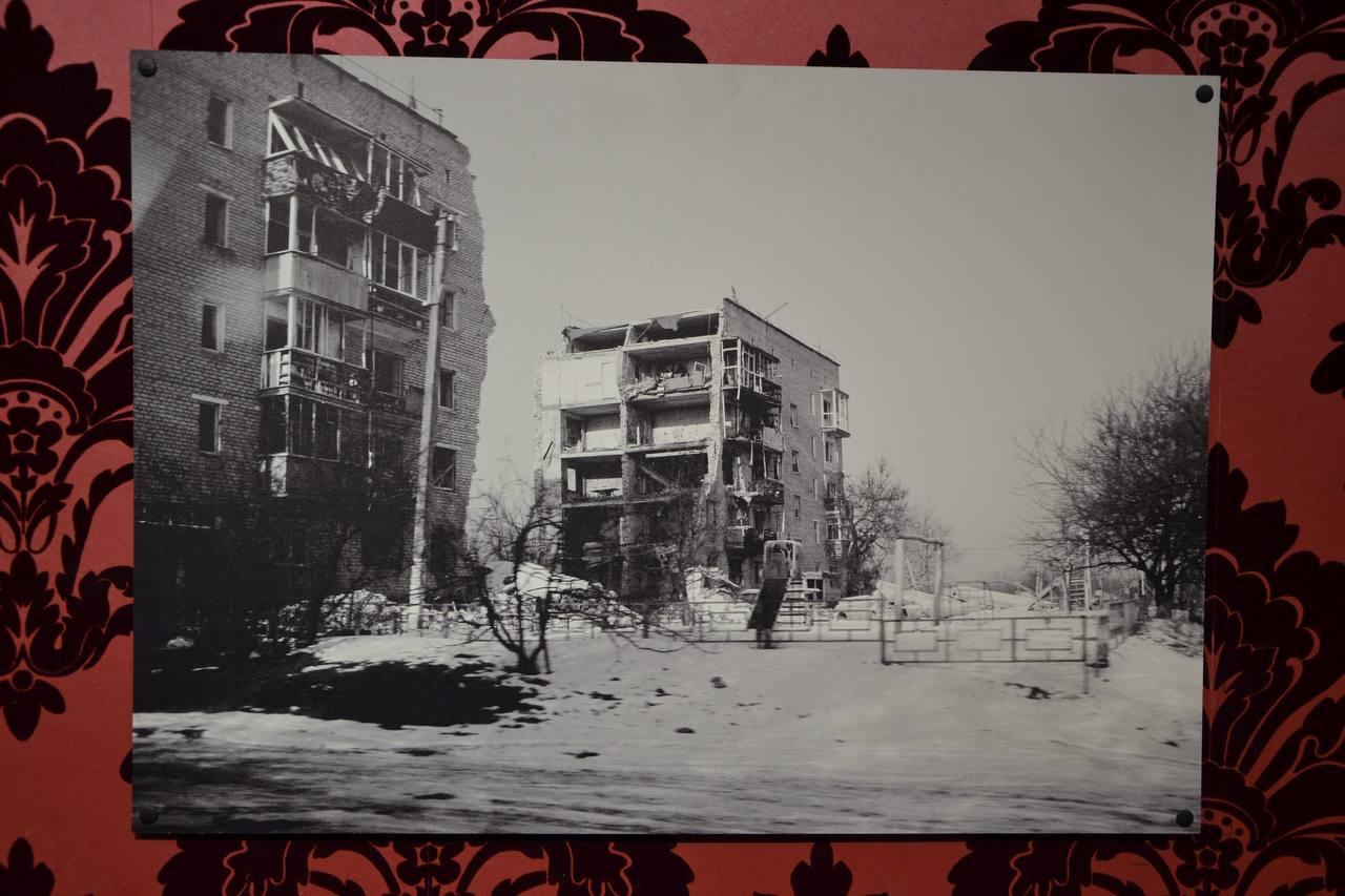 «Место пассажира»: в Одессе проходит благотворительная выставка фотографий из прифронтовой Донецкой области