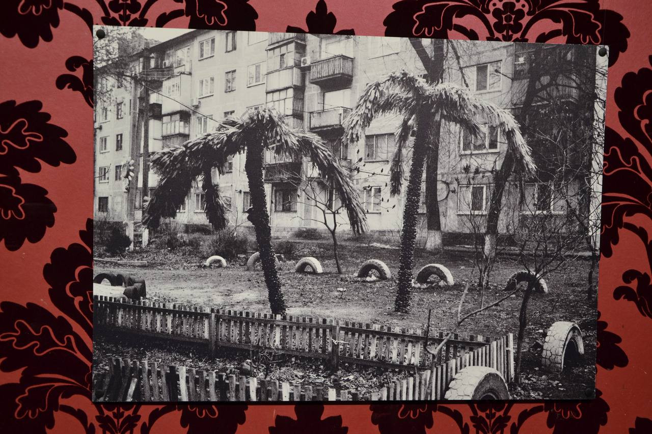 «Место пассажира»: в Одессе проходит благотворительная выставка фотографий из прифронтовой Донецкой области