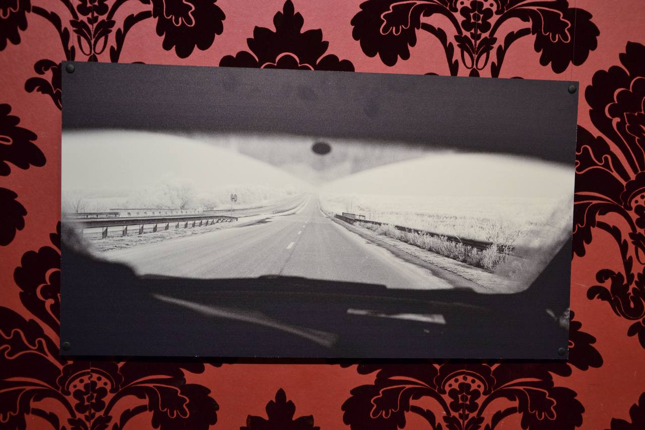 «Место пассажира»: в Одессе проходит благотворительная выставка фотографий из прифронтовой Донецкой области