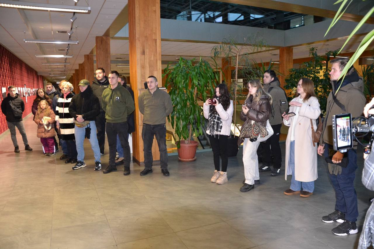 «Место пассажира»: в Одессе проходит благотворительная выставка фотографий из прифронтовой Донецкой области