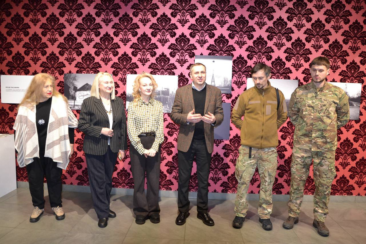 «Место пассажира»: в Одессе проходит благотворительная выставка фотографий из прифронтовой Донецкой области