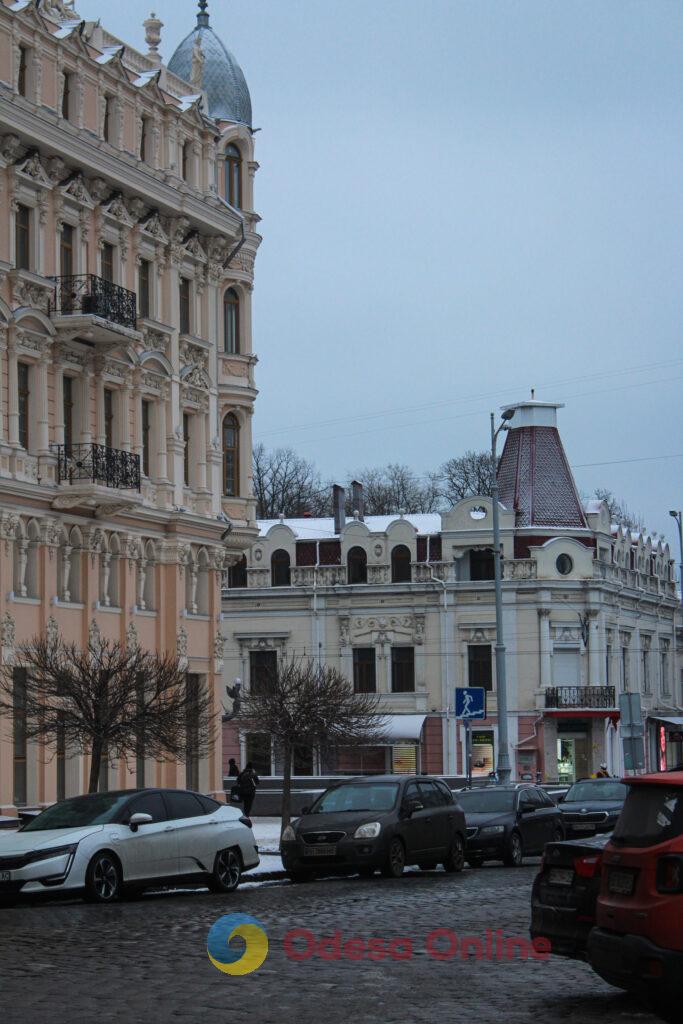 Зимовий день в Одесі: симфонія генераторів, засніжені вулиці та останні святкові ялинки