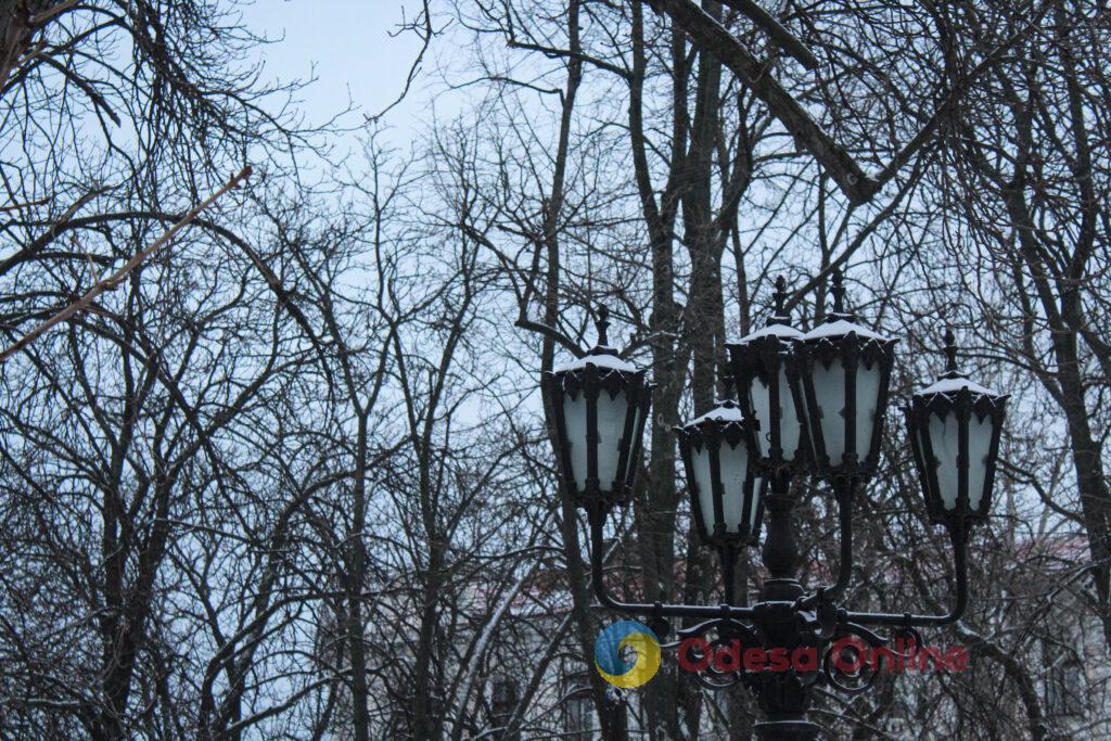 Зимовий день в Одесі: симфонія генераторів, засніжені вулиці та останні святкові ялинки