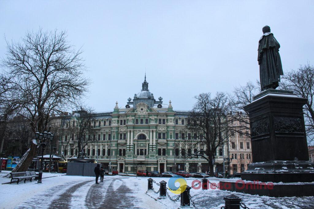 Зимовий день в Одесі: симфонія генераторів, засніжені вулиці та останні святкові ялинки