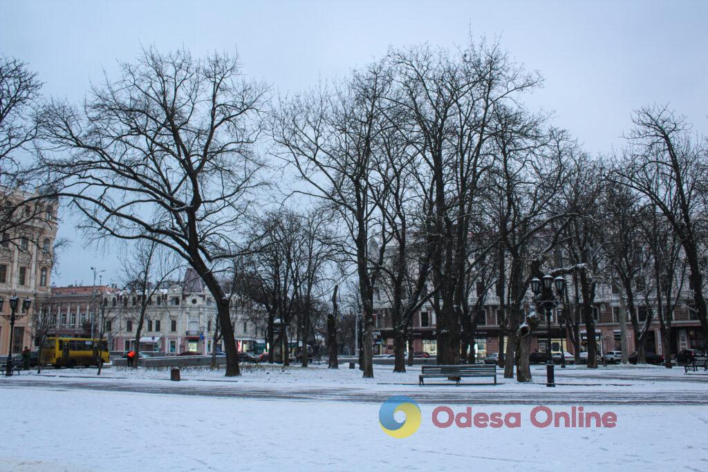 Зимовий день в Одесі: симфонія генераторів, засніжені вулиці та останні святкові ялинки