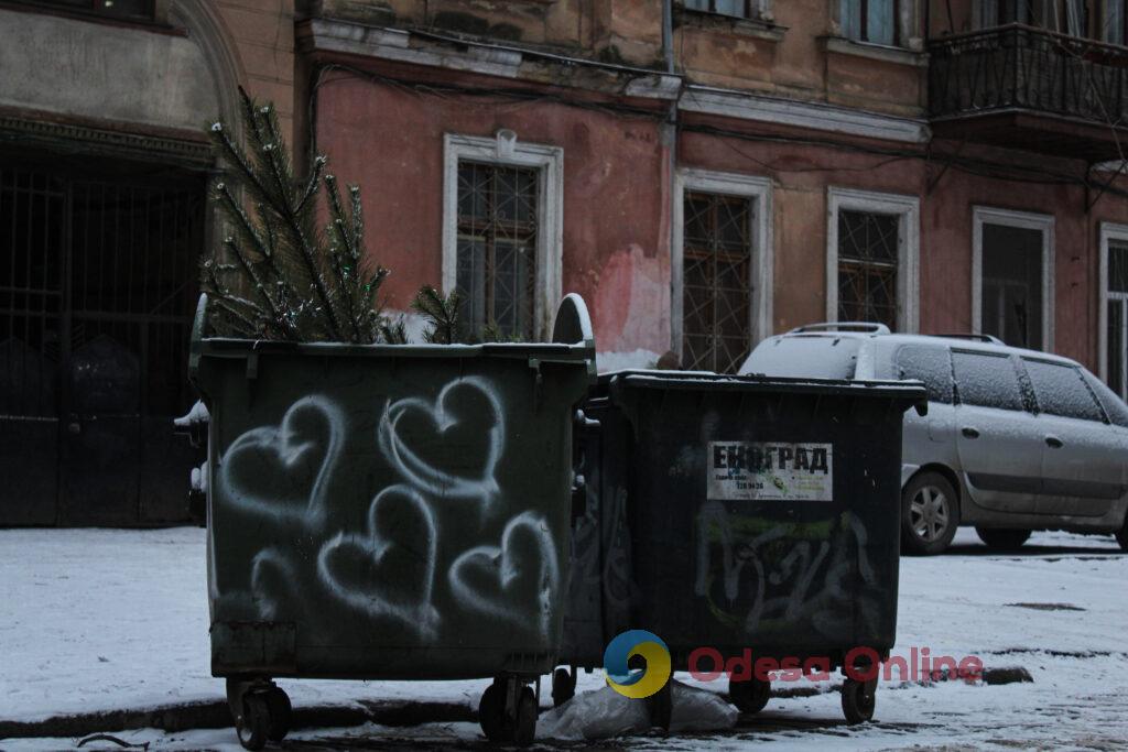 Зимовий день в Одесі: симфонія генераторів, засніжені вулиці та останні святкові ялинки