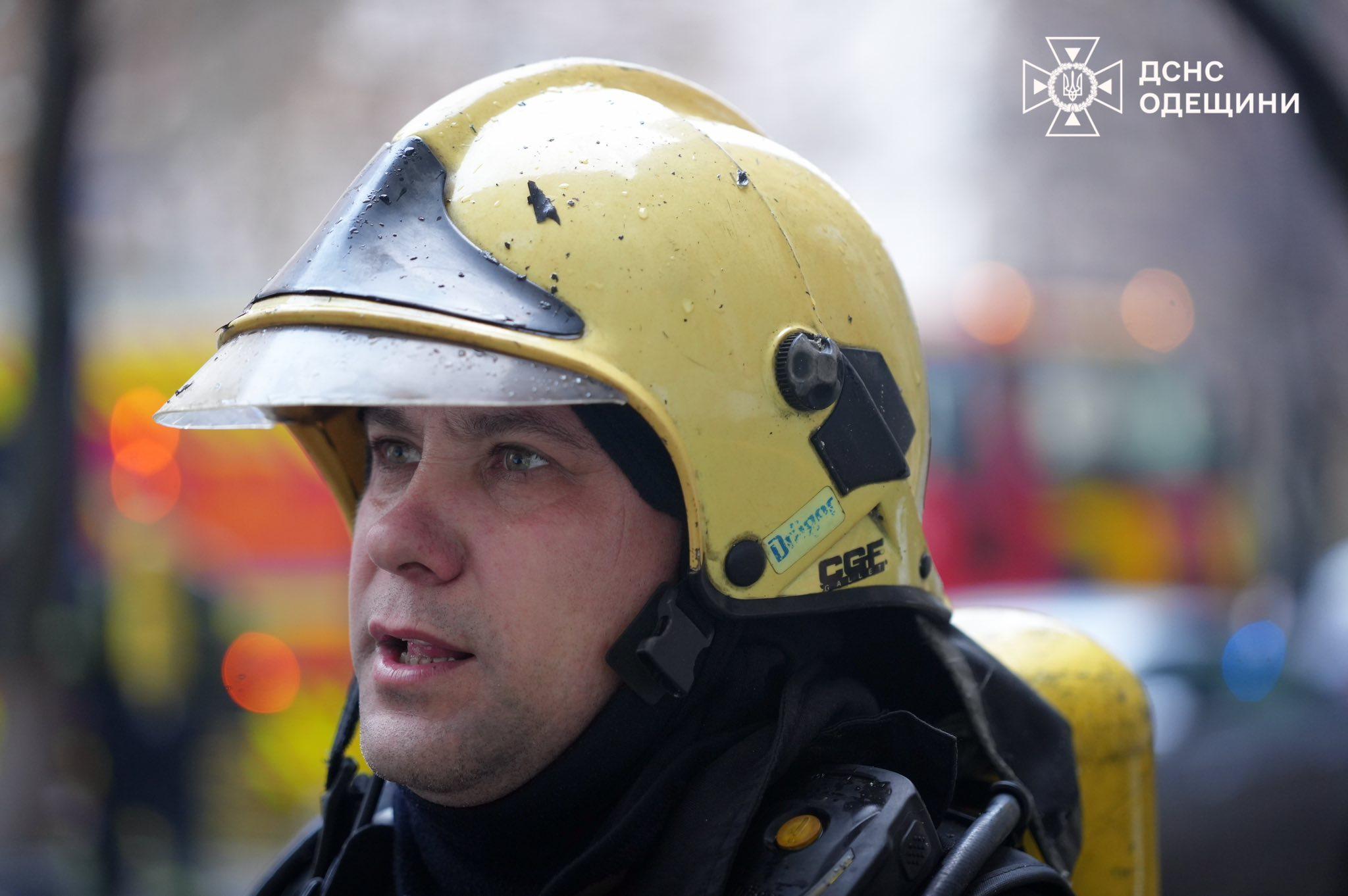 В одеській 17-поверхівці гасили пожежу (фото) В одеській 17-поверхівці гасили пожежу (фото)