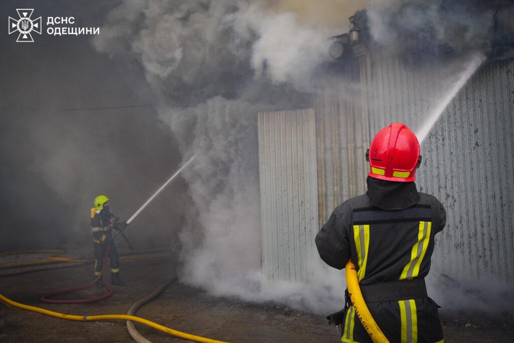 Масштабна пожежа на околиці Одеси: вогонь гасили понад 60 рятувальників