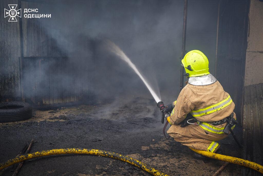 Масштабна пожежа на околиці Одеси: вогонь гасили понад 60 рятувальників